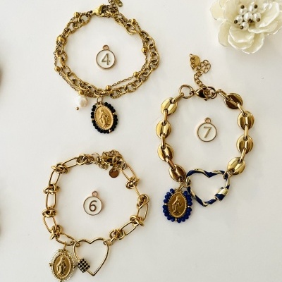 Pulseiras douradas com pendentes e etiquetas numeradas 4, 6 e 7