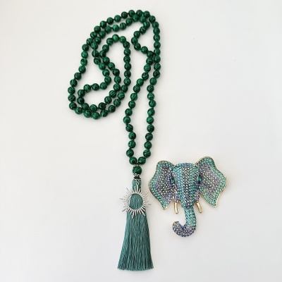 Colar verde com franja e broche de elefante azul com pedras brilhantes