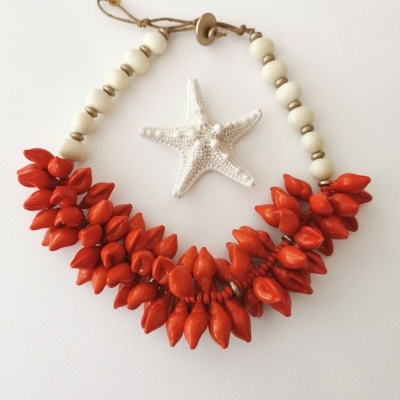 Colar  búzios laranja