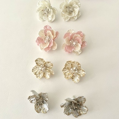 Brincos flores em aço