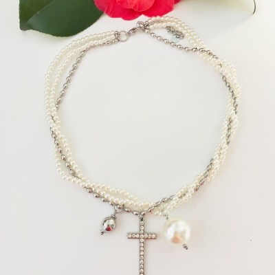 Colar triplo cruz,  em aço e pérolas sintéticas - prateado