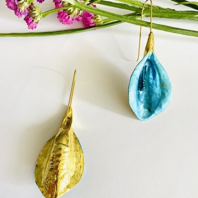 Brincos jarros azuis