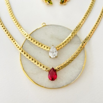 Colares aço dourados com cristal