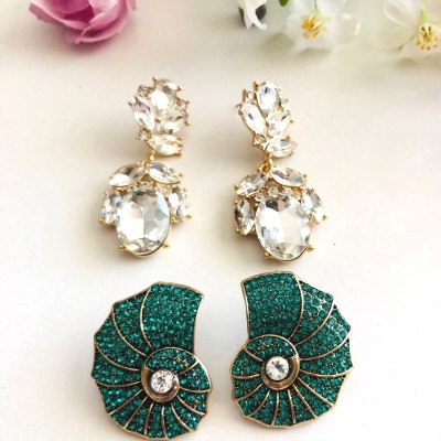 Brincos verdes e transparentes