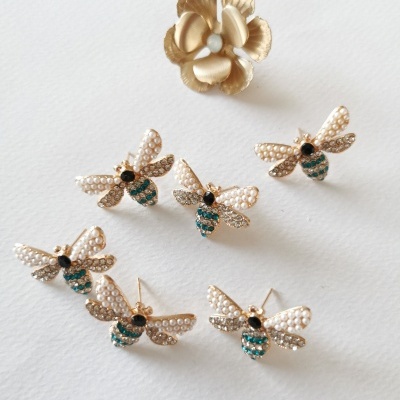 Brincos abelha com pérolas