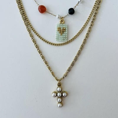 Dois colares com pendentes, fundo branco