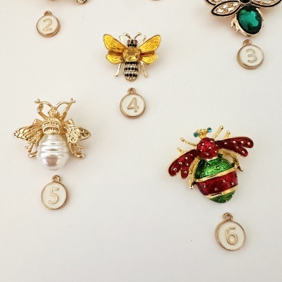 Pins de insetos decorativos em cores amarelo, preto, pérola, dourado, vermelho e verde numerados 3, 4, 5 e 6