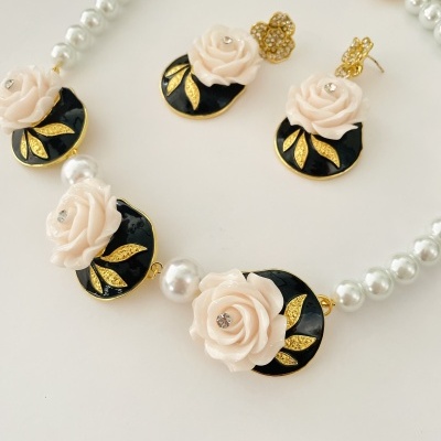 Colar Pérolas com flores ou brincos