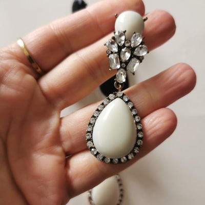 Brincos pretos e brancos