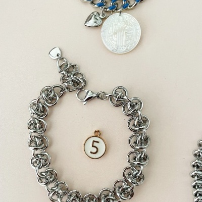 Pulseira e bracelete em metal prateado com pendentes e correntes azuis