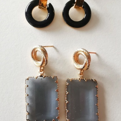 Brincos azul-água e pretos