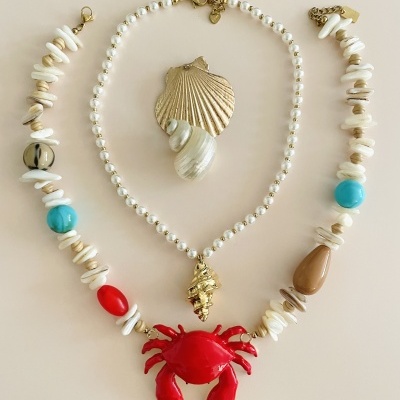 Colar caranguejo ou colar pérolas e búzio