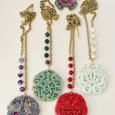 Colares medalhão pedra natural