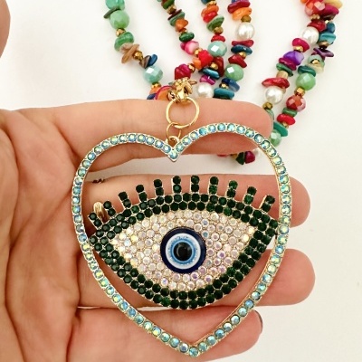 Colar com pingente formato coração e olho decorado com pedras coloridas