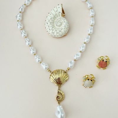 Colar pérolas sintéticas e concha