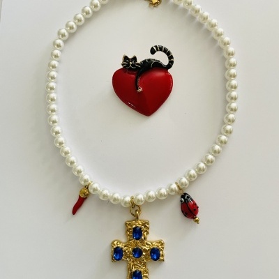 Colar pérolas com cruz