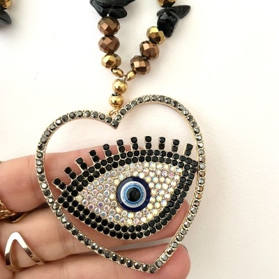 Colar com pingente coração decorado com olho de pedras brilhantes e contas coloridas