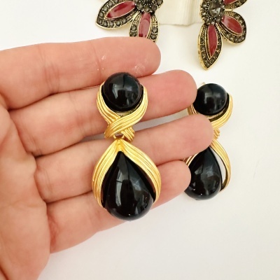 Brincos pretos ou flor bordeaux