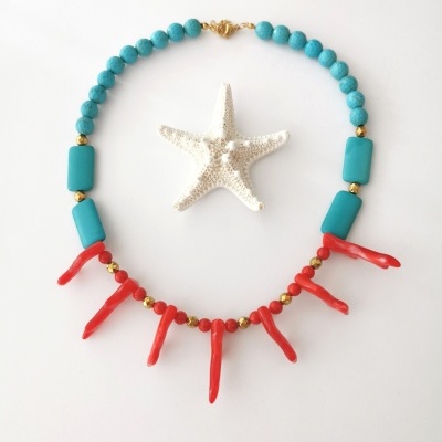 Colar corais azul e vermelho