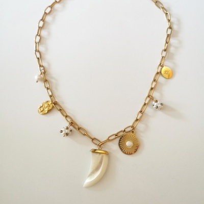 Colar em aço chifre