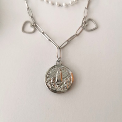 Colar prateado com pingente religioso e corrente de pérolas