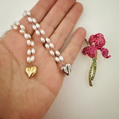 Colares de pérolas com pingentes de coração e broche flor cor-de-rosa com pedrinhas