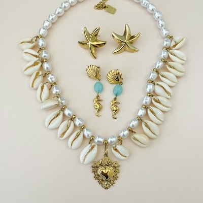 Colar pérolas sintéticas, coração e búzios