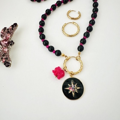 Colar com contas pretas e pingentes dourado e rosa, brincos dourados e broche com cristais rosa