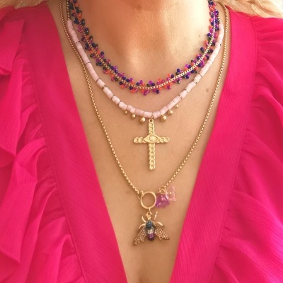 Colares pedras coloridos e abelha