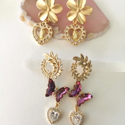 Brincos santas e borboletas