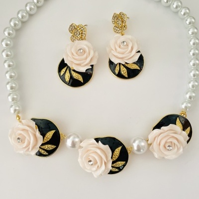 Colar Pérolas com flores ou brincos