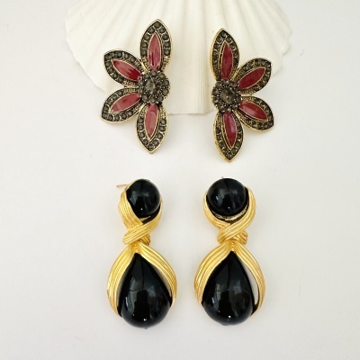 Brincos pretos ou flor bordeaux