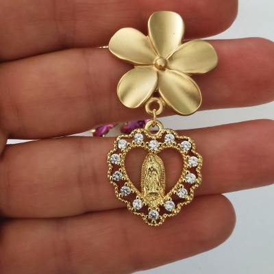 Brincos santas e borboletas