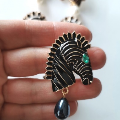 Brinco com cabeça de zebra preta e dourada com pérola preta