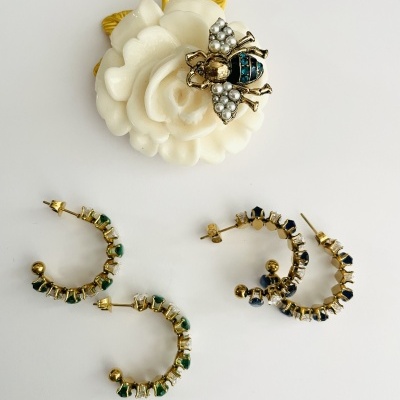 Argolas douradas com navettes em vidro *