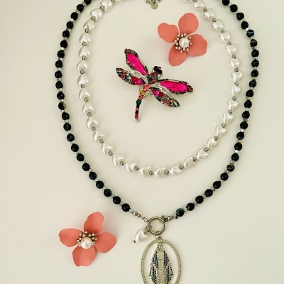 Colar de pedras com Santa ou colar corações