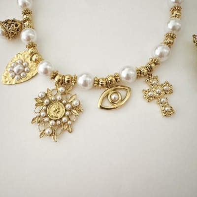 Colar com contas peroladas e pendentes dourados com pérolas