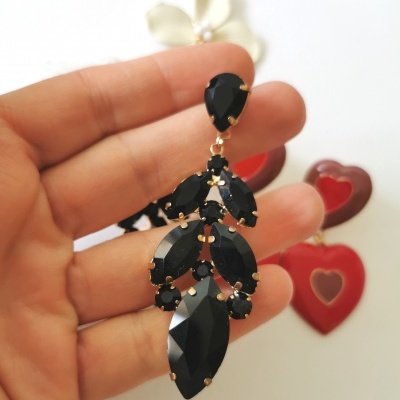 Brincos pretos e vermelhos