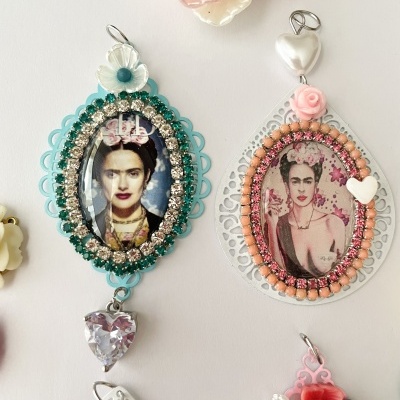 Medalhões personalizados e únicos ❤️ 🌹Frida #26