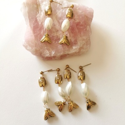 Brincos aço peixes com pérolas