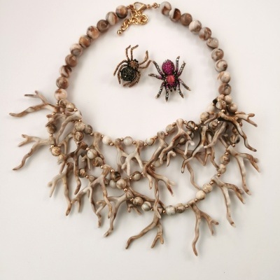 Colar Corais em tons pinhão, cinza e pérola