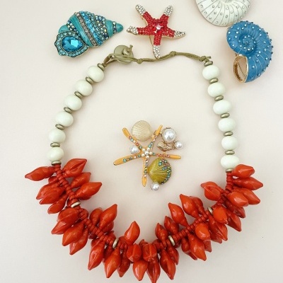 Colar  búzios laranja