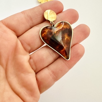 Brinco pendente com base dourada circular e coração marmoreado castanho