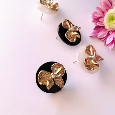 Brincos redondos laço