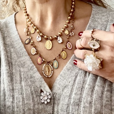 Colar medalhas Santas coloridas ou colar Santas e gotas cristal