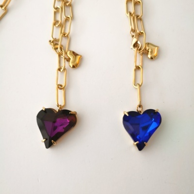 Colares coração, em aço e vidro