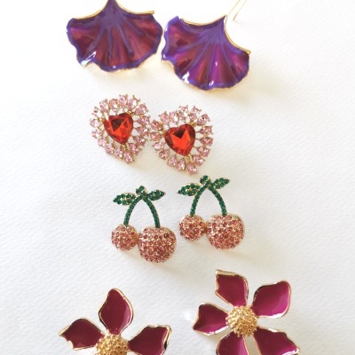 Brincos corações, flores, cerejas e folhas