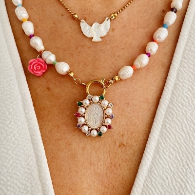 Colar Espiríto Santo ou colar pérolas com Santa