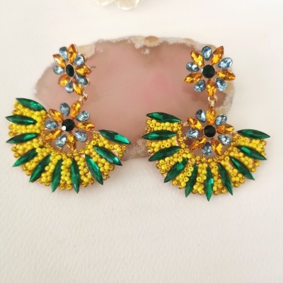 Brincos amarelos e verdes