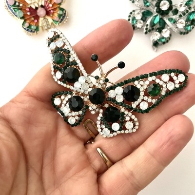 Broches em forma de borboleta com pedrarias coloridas e fundo branco